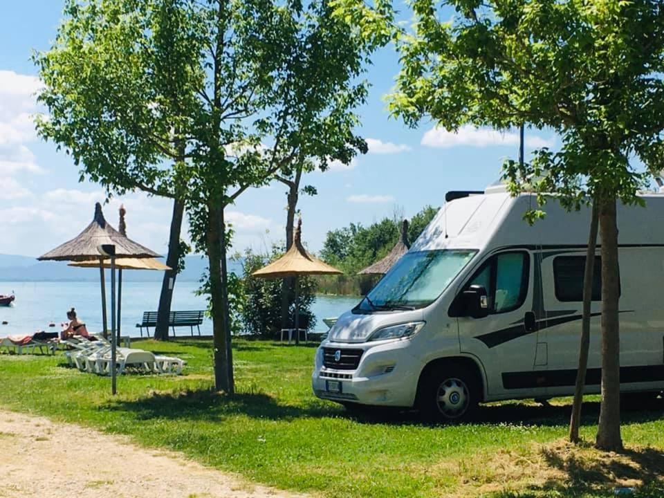 Camping Village Punta Navaccia Tuoro sul Trasimeno Exterior foto