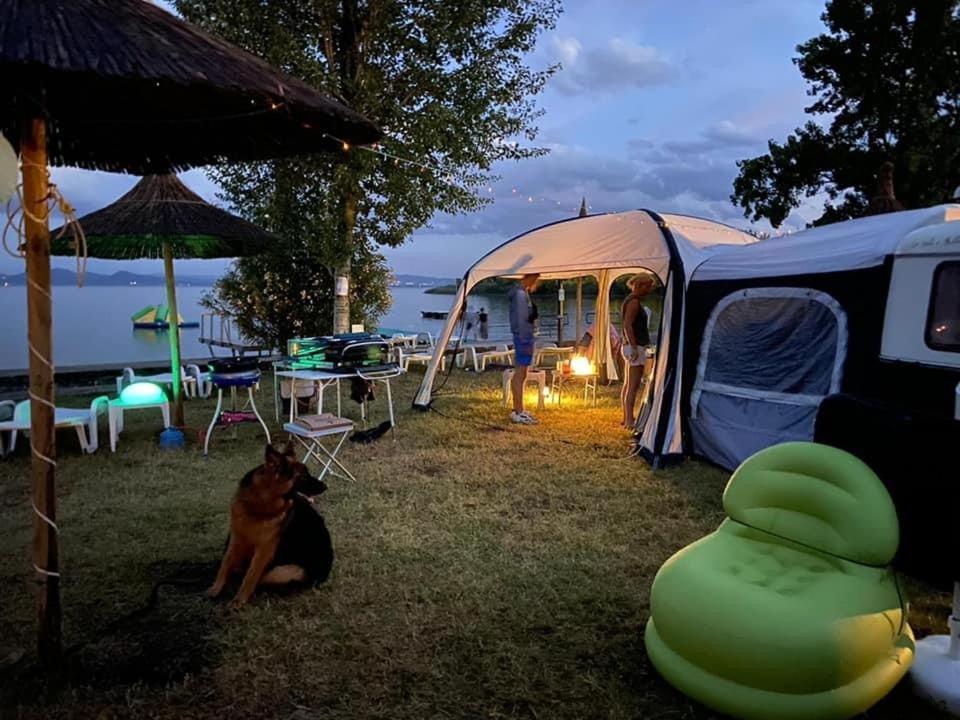 Camping Village Punta Navaccia Tuoro sul Trasimeno Exterior foto
